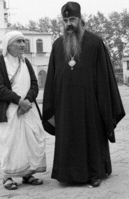 Маці Тэрэза і праваслаўны мітрапаліт менскі Філарэт. Яна наведвала краіну саветаў пасьля трагедыі ў Чарнобылі і землятрусу ў Арменіі. Маці Тэрэза і праваслаўны мітрапаліт менскі Філарэт. Яна наведвала краіну саветаў пасьля трагедыі ў Чарнобылі і землятрусу ў Арменіі.