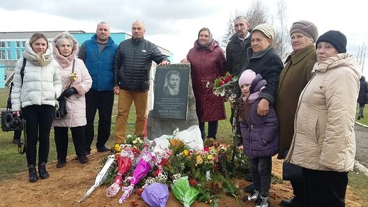 Нашчадкі і сваякі Васіля Каваля на адкрыцці памятнага знака. Фота kobylaki.by Нашчадкі і сваякі Васіля Каваля на адкрыцці памятнага знака. Фота kobylaki.by