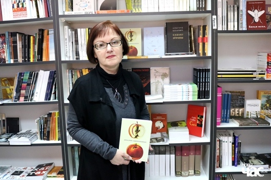Алена Брава падчас аўтограф-сесіі ў кнігарні "Галіяфы" ў студзені 2019. Фота Алены Ляшкевіч Алена Брава падчас аўтограф-сесіі ў кнігарні "Галіяфы" ў студзені 2019. Фота Алены Ляшкевіч