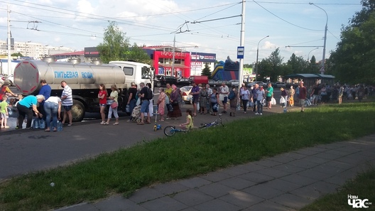 Чарга па пітную ваду ў Малінаўцы. Фота Генадзя Кеснера Чарга па пітную ваду ў Малінаўцы. Фота Генадзя Кеснера