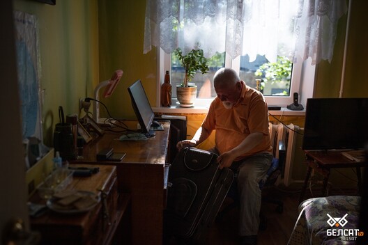 Станіслаў Пачобут. Унутры валізкі кнігі яго аўтарства. Гродна, Беларусь. 18 чэрвеня 2021 года. Фота: МК / «Белсат» Станіслаў Пачобут. Унутры валізкі кнігі яго аўтарства. Гродна, Беларусь. 18 чэрвеня 2021 года. Фота: МК / «Белсат»