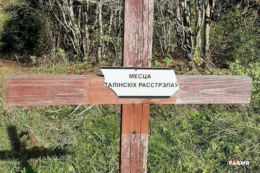 Адзін з двух пашкоджаных крыжоў / «Беларускае Радыё Рацыя» Адзін з двух пашкоджаных крыжоў / «Беларускае Радыё Рацыя»