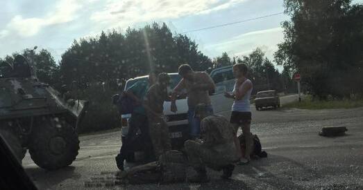 Украінскі БТР пратараніў мікрааўтобус з Беларусі