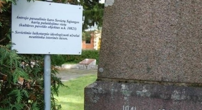 У Літве каля савецкіх помнікаў усталявалі таблічкі пра гістарычную няпраўду У Літве каля савецкіх помнікаў усталявалі таблічкі пра гістарычную няпраўду