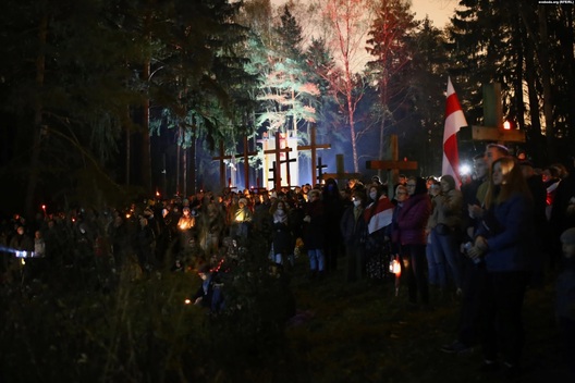 «Ноч расстраляных паэтаў» у Курапатах 29 кастрычніка 2020. Фота: svaboda.org (RFE/RL) «Ноч расстраляных паэтаў» у Курапатах 29 кастрычніка 2020. Фота: svaboda.org (RFE/RL)