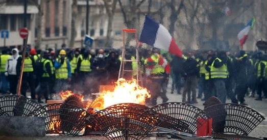 Паліцыя ўжыла вадамёты супраць пратэстуючых у Парыжы