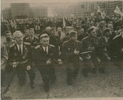 Прысяга на плошчы Незалежнасці ў Мінску 8 верасня 1992 года. Прысяга на плошчы Незалежнасці ў Мінску 8 верасня 1992 года.