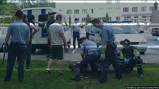 Міліцыя ў Ганцавічах затрымлівае журналістаў і пратэстоўцаў 20 чэрвеня, кадар з трансляцыі «Ганцавіцкага часу» Міліцыя ў Ганцавічах затрымлівае журналістаў і пратэстоўцаў 20 чэрвеня, кадар з трансляцыі «Ганцавіцкага часу»