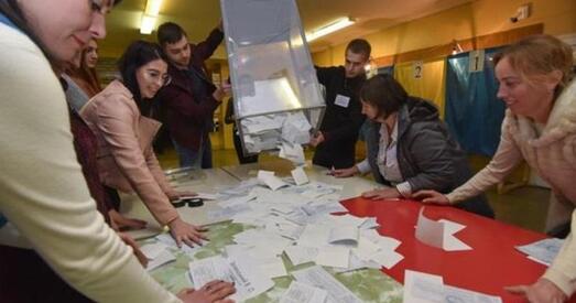 Украіна. ЦВК засталося палічыць менш за 10% пратаколаў