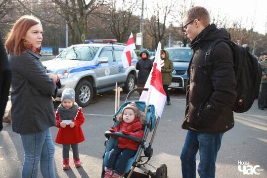 4/11 23313070_10214557405470328_361342429_o_logo_1.jpg