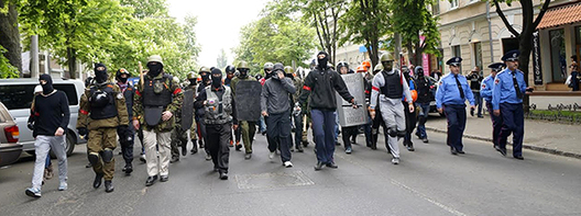 Палкоўнік Дзмітрый Фучэджы (краіні праваруч) на чале калоны ўзброеных баевікоў «Антимайдана», 2 траўня 2014 года, Адэса Палкоўнік Дзмітрый Фучэджы (краіні праваруч) на чале калоны ўзброеных баевікоў «Антимайдана», 2 траўня 2014 года, Адэса