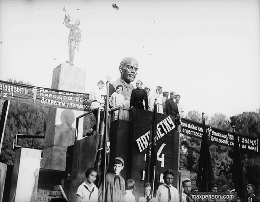 7/7 24_pionery_na_mitinhe_taszkent_1930.jpg