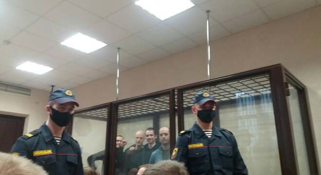 «Працягваем верыць у лепшае і не схіляем галовы». У Мінску прайшоў першы тыдзень суда над анархістамі «Працягваем верыць у лепшае і не схіляем галовы». У Мінску прайшоў першы тыдзень суда над анархістамі