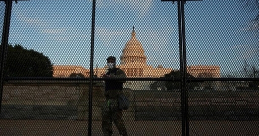 Памёр паліцыянт, які пацярпеў падчас штурму Кангрэса прыхільнікамі Трамп