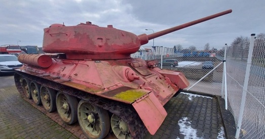 Амністыя на зброю. Жыхар Чэхіі каля 30 гадоў захоўваў дома ружовы танк і артустаноўку