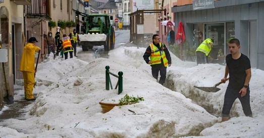 У Францыі выпала 60 сантыметраў граду (фота)