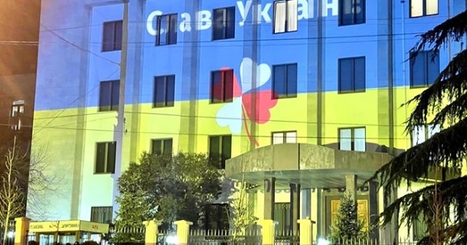 У Тбілісі на будынак дыпмісіі Расіі — сцяг Украіны і эмблема NАТO