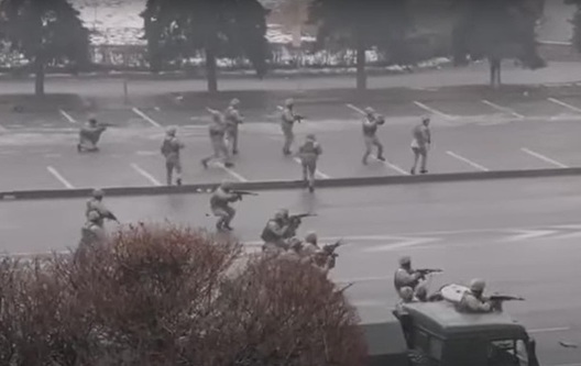Зачыстка на вуліцах Алматы 6 студзеня. Фота: Скрыншот відэа Зачыстка на вуліцах Алматы 6 студзеня. Фота: Скрыншот відэа