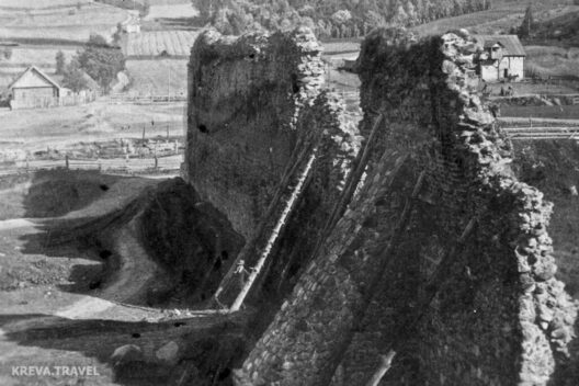 Контрафорс, які ўзвялі польскія рэстаўратары, 1930-ыя гады. Фота: Альфонс Высоцкі Контрафорс, які ўзвялі польскія рэстаўратары, 1930-ыя гады. Фота: Альфонс Высоцкі