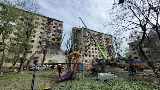 Расія трапіла балістычнай ракетай ў шматпавярховы дом у Кіеве. Фота: Украінская праўда Расія трапіла балістычнай ракетай ў шматпавярховы дом у Кіеве. Фота: Украінская праўда