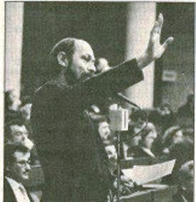 Народны дэпутат Алег Трусаў на пасяджэнні нечарговай адзінаццатай сесіі Вярхоўнага Савета Беларусі 12 склікання. Злева ад яго — Валянцін Голубеў, далей — Міхаіл Марыніч. Крыніца: Народная газета, сакавік, 1993. Народны дэпутат Алег Трусаў на пасяджэнні нечарговай адзінаццатай сесіі Вярхоўнага Савета Беларусі 12 склікання. Злева ад яго — Валянцін Голубеў, далей — Міхаіл Марыніч. Крыніца: Народная газета, сакавік, 1993.