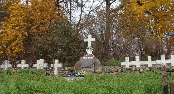 Васіль Герасімчык пра знішчэнне магіл у Мікулішках Васіль Герасімчык пра знішчэнне магіл у Мікулішках: Дзеецца гэта па падказцы, а не з мясцовай ініцыятывы