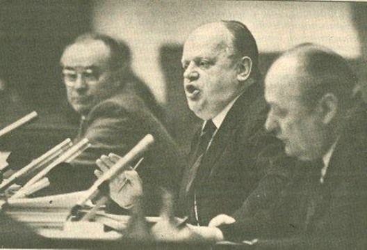 Старшыня Вярхоўнага Савета Станіслаў Шушкевіч на пасяджэнні нечарговай адзінаццатай сесіі Вярхоўнага Савета Беларусі 12 склікання. Крыніца: Народная газета, сакавік, 1993. Справа ад яго — Мечыслаў Грыб. Старшыня Вярхоўнага Савета Станіслаў Шушкевіч на пасяджэнні нечарговай адзінаццатай сесіі Вярхоўнага Савета Беларусі 12 склікання. Крыніца: Народная газета, сакавік, 1993. Справа ад яго — Мечыслаў Грыб.