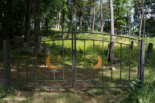 Брама
на мусульманскіх могілках ва ўрочышчы Ластаі. Фота: Ігар Карней Брама
на мусульманскіх могілках ва ўрочышчы Ластаі. Фота: Ігар Карней