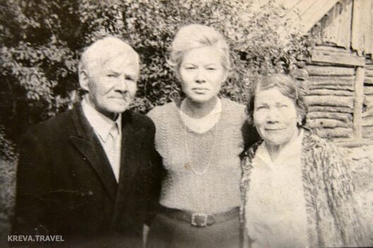 Лейла з татам і мамай у Крэве. Здымак з сямейнага архіву гераіні Лейла з татам і мамай у Крэве. Здымак з сямейнага архіву гераіні