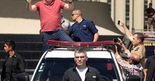 Прэзідэнт Бразіліі выйшаў на акцыю супраць абмежаванняў з-за каронавіруса