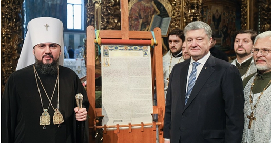 Мітрапаліт Кіеўскі і ўсёй Украіны Эпіфаній і прэзідэнт Украіны Пётар Парашэнка падчас атрыманьня Томасу Мітрапаліт Кіеўскі і ўсёй Украіны Эпіфаній і прэзідэнт Украіны Пётар Парашэнка падчас атрыманьня Томасу