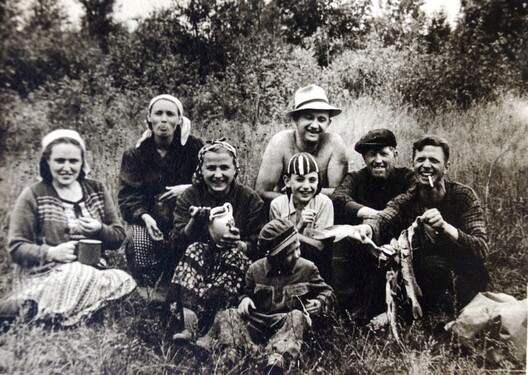 Лёва Варабейчык (у капелюшы) разам з сям'ёй Кузьміных. 1958 год. Фота з сямейнага архіву Вадзіма Кузьміна Лёва Варабейчык (у капелюшы) разам з сям'ёй Кузьміных. 1958 год. Фота з сямейнага архіву Вадзіма Кузьміна