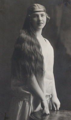 Алімпіяда Панасік — сяброўка Ларысы Геніюш. Зэльва, 1929 год. Фота друкуецца ўпершыню. Алімпіяда Панасік — сяброўка Ларысы Геніюш. Зэльва, 1929 год. Фота друкуецца ўпершыню.