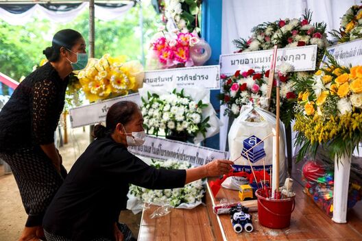 Людзі нясуць кветкі і цацкі да дзіцячага садка, дзе былі забітыя больш за 30 чалавек. Фота «Reuters» Людзі нясуць кветкі і цацкі да дзіцячага садка, дзе былі забітыя больш за 30 чалавек. Фота «Reuters»