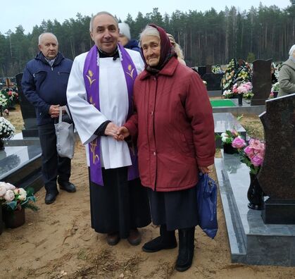 Алена Міронаўна Ашурак на могілках падчас асвячэння магілы сына. Фота: «Радыё Свабода» Алена Міронаўна Ашурак на могілках падчас асвячэння магілы сына. Фота: «Радыё Свабода»