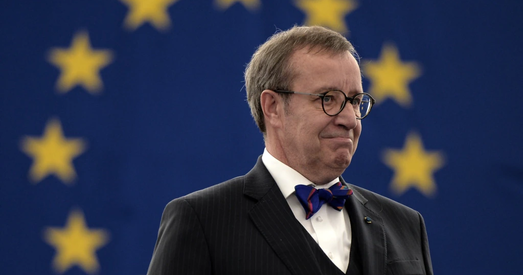 Экс-прэзідэнт Эстоніі раскрытыкаваў футбольны звяз за нядопуск заўзятараў на стадыён праз бел-чырвона-белыя камбінезоны