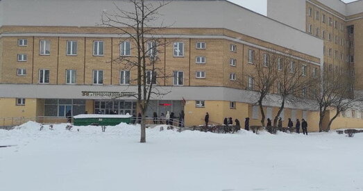 Беларуская лекарка напярэдадні: «50 пацыентаў з COVID-19 за змену». А як cправы з чэргамі ў лякарні зараз?