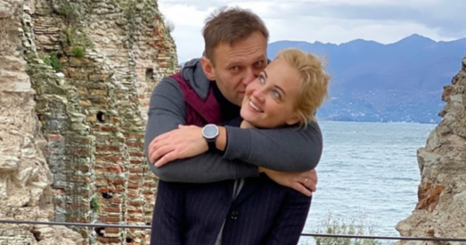 «А шкло мы расплавім далонямі». Аляксей Навальны з-за кратаў кранальна павіншаваў жонку