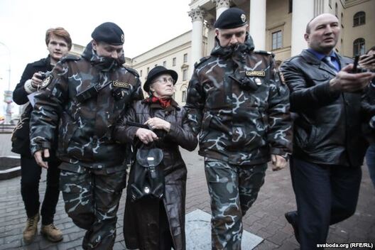 Затрыманьне Ніны Багінскай у час пікету ля КДБ, 31 сакавіка 2017 году Затрыманьне Ніны Багінскай у час пікету ля КДБ, 31 сакавіка 2017 году