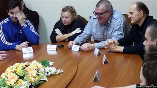 Аляксандр Лукашэнка 10 кастрычніка наведаў СІЗА КДБ, дзе сустрэўся з палітвязнямі. Лілія Уласава побач з Віктарам Бабарыкам Аляксандр Лукашэнка 10 кастрычніка наведаў СІЗА КДБ, дзе сустрэўся з палітвязнямі. Лілія Уласава побач з Віктарам Бабарыкам