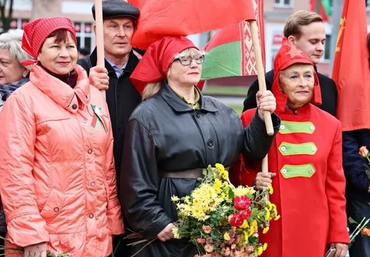 Крынжовыя касцюмы на святкаванні гадавіны Кастрычніцкай рэвалюцыі ў Гомелі. Фота «Штодзень». Крынжовыя касцюмы на святкаванні гадавіны Кастрычніцкай рэвалюцыі ў Гомелі. Фота «Штодзень».