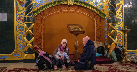 Жыхары Адэсы хаваюцца ад ракет у храме