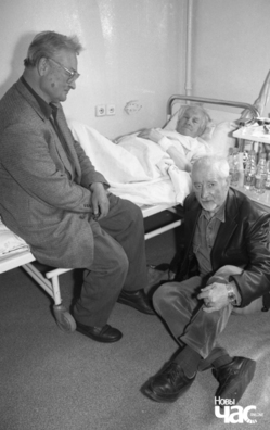 Бараўляны. Рыгор Барадулін разам з Генадзем Бураўкіным у Васіля Быкава, 17 чэрвеня 2003 г. Бараўляны. Рыгор Барадулін разам з Генадзем Бураўкіным у Васіля Быкава, 17 чэрвеня 2003 г.