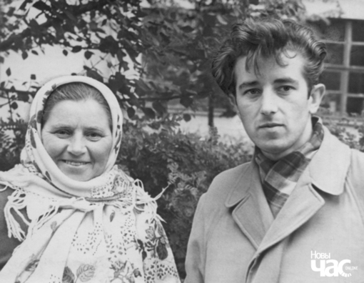 Рыгор Барадулін з мамай Акулінай Андрэеўнай. Фота Э. Дамарацкага Рыгор Барадулін з мамай Акулінай Андрэеўнай. Фота Э. Дамарацкага