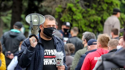 Блогер Сяргей Ціханоўскі, аўтар каналу «Страна для жизни», падчас перадвыбарчага пікету па зборы подпісаў за вылучэнне кандыдатам у прэзідэнты сваёй жонкі Святланы Блогер Сяргей Ціханоўскі, аўтар каналу «Страна для жизни», падчас перадвыбарчага пікету па зборы подпісаў за вылучэнне кандыдатам у прэзідэнты сваёй жонкі Святланы