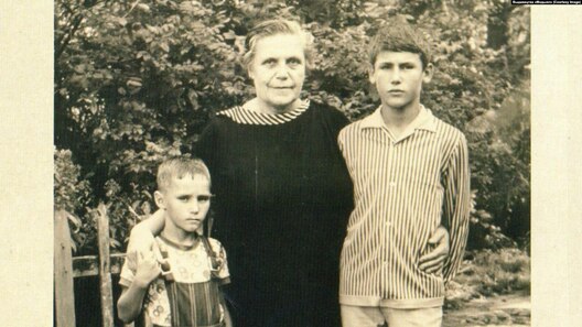 Ларыса Геніюш з унукамі Алесем і Міхасём. 1972. З прыватнага архіву Міхася Геніюша Ларыса Геніюш з унукамі Алесем і Міхасём. 1972. З прыватнага архіву Міхася Геніюша