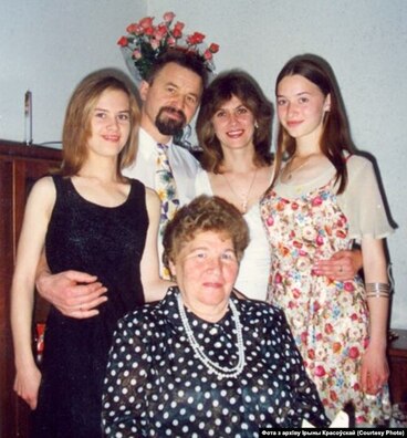 Ірына, Анатоль, Ксенія і Валерыя Красоўскія, маці Ірыны Ніна Сямёнаўна. Фота з нагоды 20-годдзя сямейнага жыцця Красоўскіх. 28.06.1997 Ірына, Анатоль, Ксенія і Валерыя Красоўскія, маці Ірыны Ніна Сямёнаўна. Фота з нагоды 20-годдзя сямейнага жыцця Красоўскіх. 28.06.1997