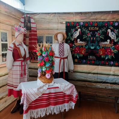 Экспазіцыя
«Вяселле» ў Беларускім дзяржаўным музеі народнай архітэктуры і побыту. Фота з
інстаграма музея Экспазіцыя
«Вяселле» ў Беларускім дзяржаўным музеі народнай архітэктуры і побыту. Фота з
інстаграма музея