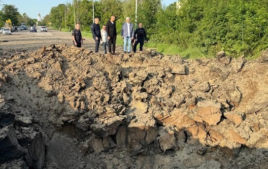 Варонка ад балістычнай ракеты ў жылым раёне Харкава, каля школы Варонка ад балістычнай ракеты ў жылым раёне Харкава, каля школы