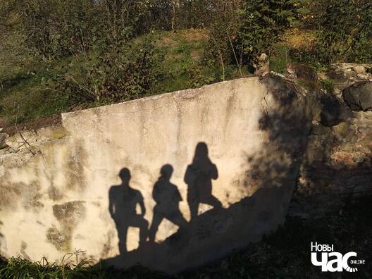 10/10 44060304_187223788840422_1204341252506517504_n_logo.jpg